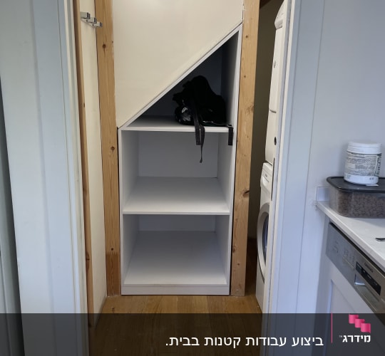 בניית ארון אחסון מותאם אישית מעץ מתחת למדרגות